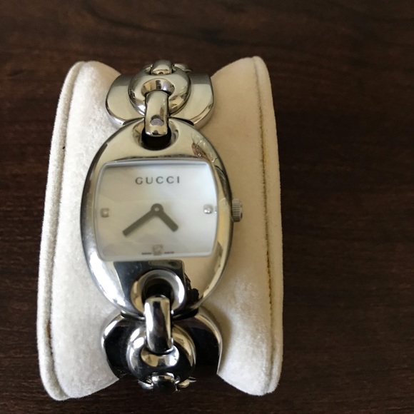 *Fabulous GUCCI Buckle Watch W/ Mother of Pearl* - Picture 4 of 8